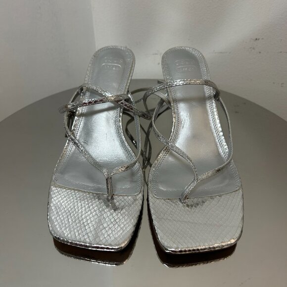 ASOS DESIGN Harissa toe thong mid heeled sandals in silver - Picture 3 of 5